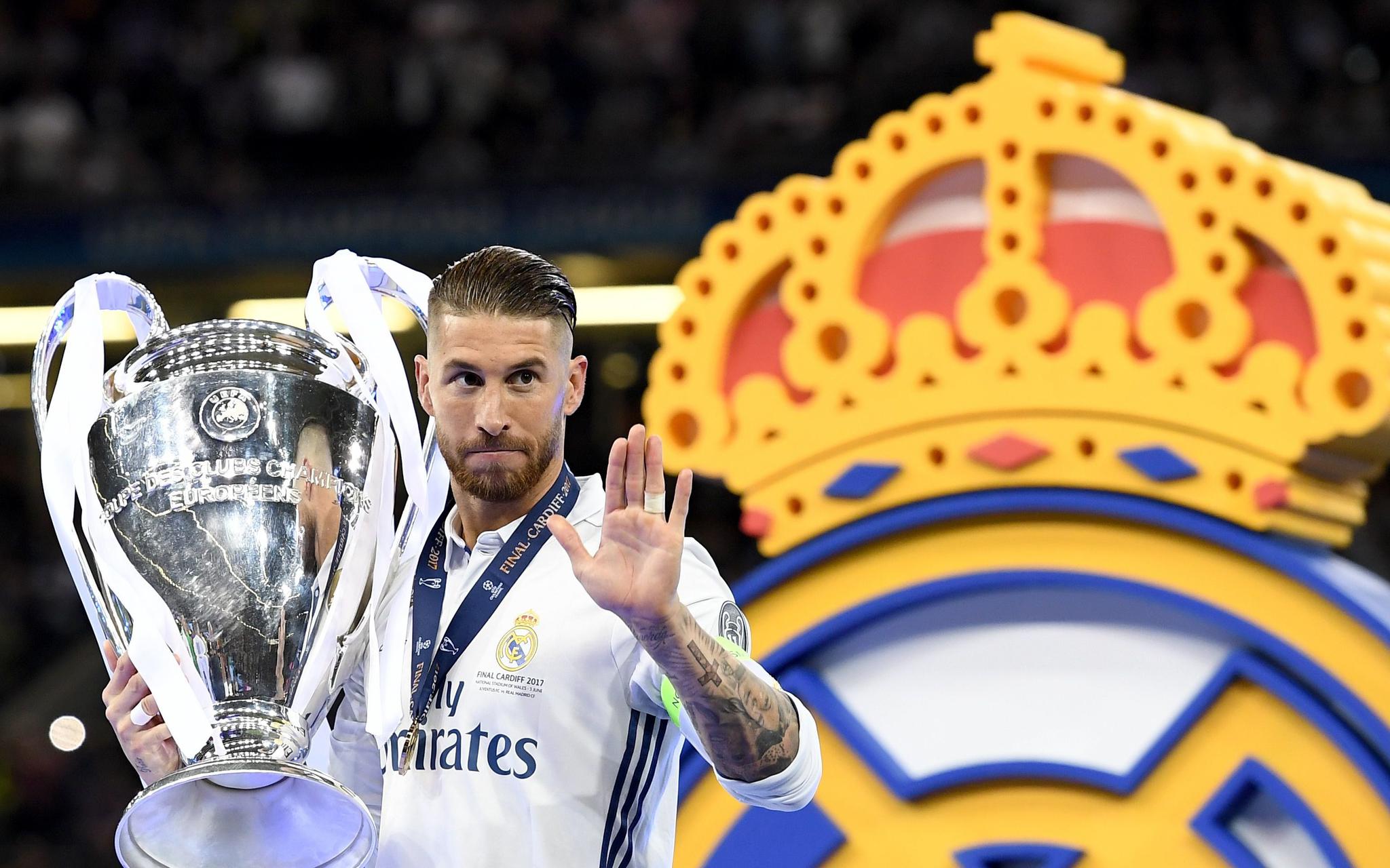 气得双手握拳！（怒得握紧拳头！）