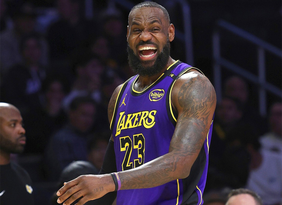 你是真不行！波普半场出战11分钟 6中1&三分2中0仅拿2分（手感冰冷！波普半场11分钟6投仅1中，三分2投全失仅得2分）