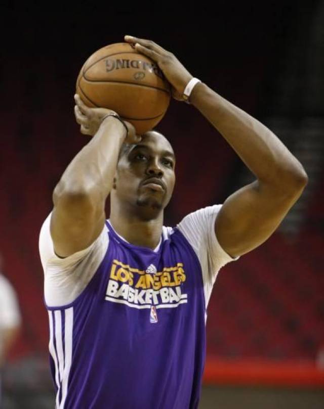 记者：皇马将在今日训练后共进圣诞午餐（据记者报道，皇马将于今日训练结束后举行圣诞午餐）