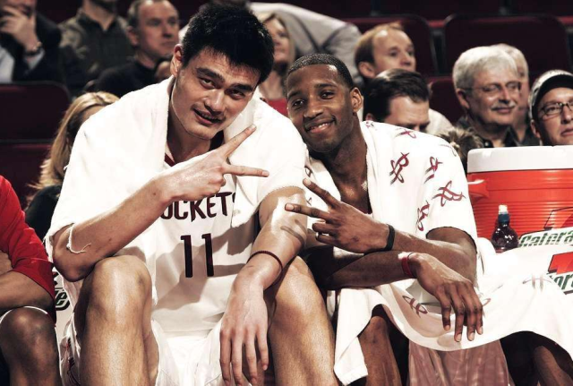 一掌给曼联“打懵”了？盖耶13分钟掌掴队友染红，红魔多打一人却输球（盖耶13分钟掌掴队友吃红，曼联多打一人仍告负）