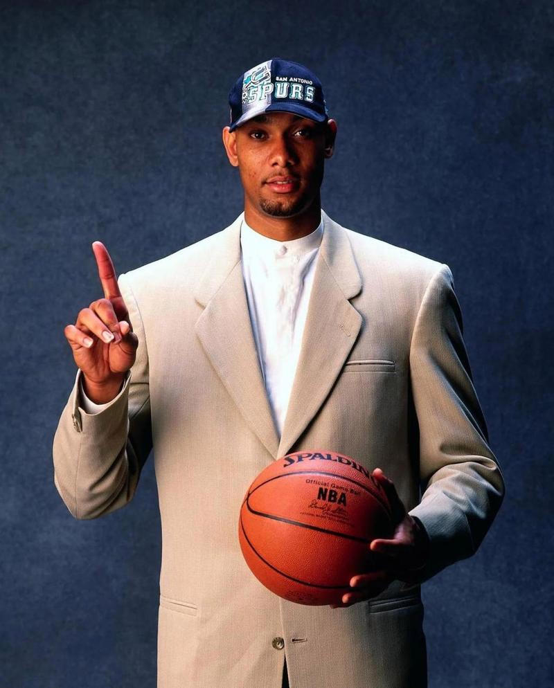 佛罗伦萨连续8场不胜，赛后哲科拿着扩音器与球迷沟通（佛罗伦萨八场不胜，哲科赛后持扩音器与球迷交流）