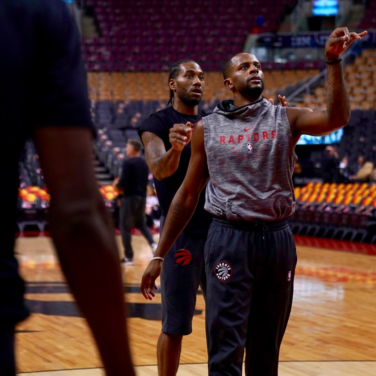 造杀伤！拉拉维亚强攻造成埃奇库姆犯规 随后2罚1中（拉拉维亚强突造埃奇库姆犯规，罚球线2罚中1）