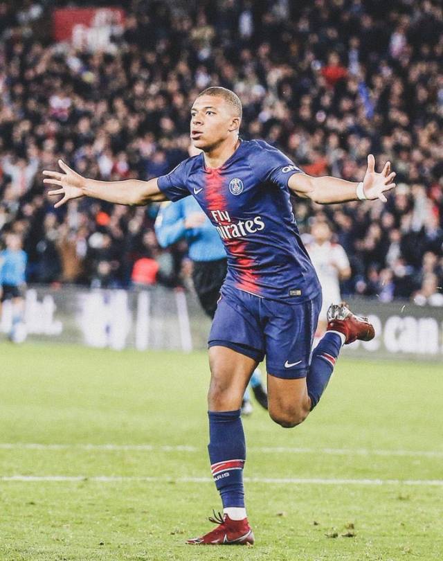 欧文突破防守助攻制胜（欧文突破撕裂防线送出致胜助攻）