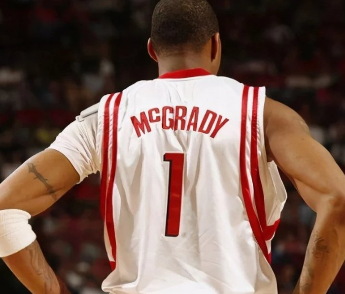 克尼佩尔单臂劈扣，活塞队遭遇挑战（克尼佩尔单手暴扣，活塞队面临考验）