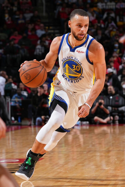 欧文突破防守助攻队友制胜（欧文强突分球助队友锁定胜局）