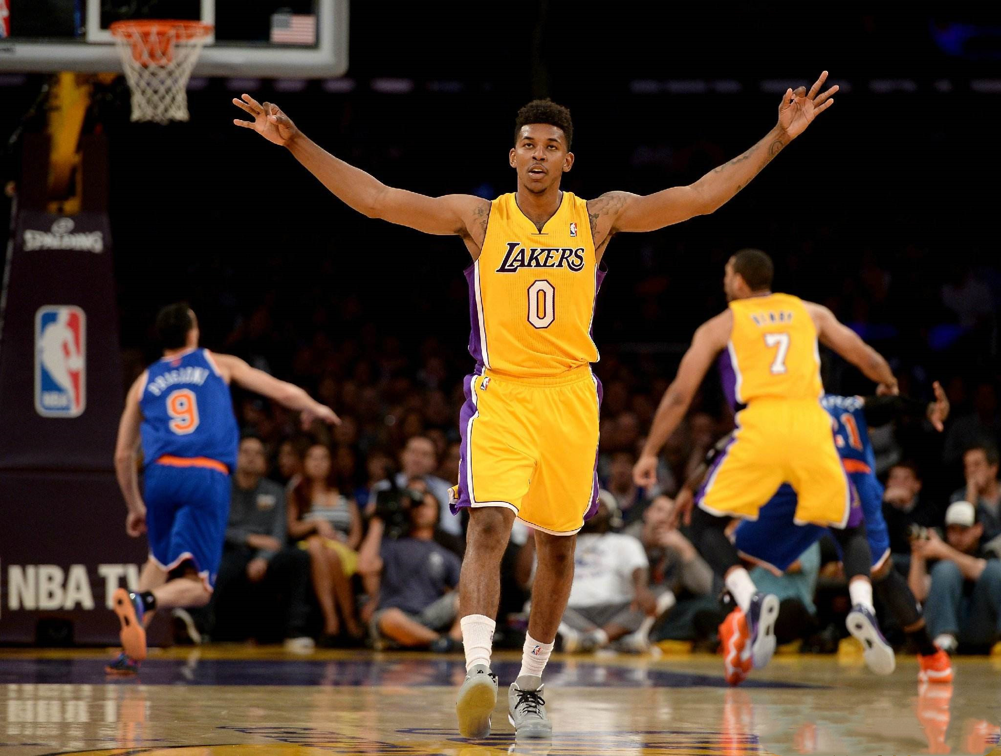 正负值+20最高！唐斯半场7中4拿到10分9板 三分2中1（唐斯半场7投4中拿下10分9板，三分2投1中，正负值+20为最高）