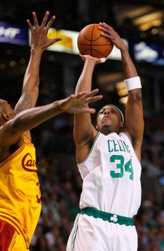 篮球湖人超级替补连续三场得分上双（湖人板凳奇兵三连场得分上双）