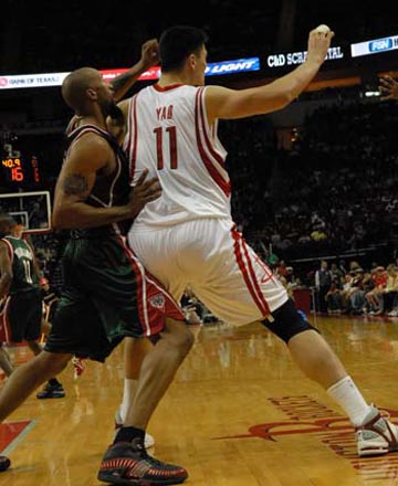 NBA：独行侠击败雄鹿 东契奇全场三双（NBA战报：东契奇砍下三双，独行侠力克雄鹿）